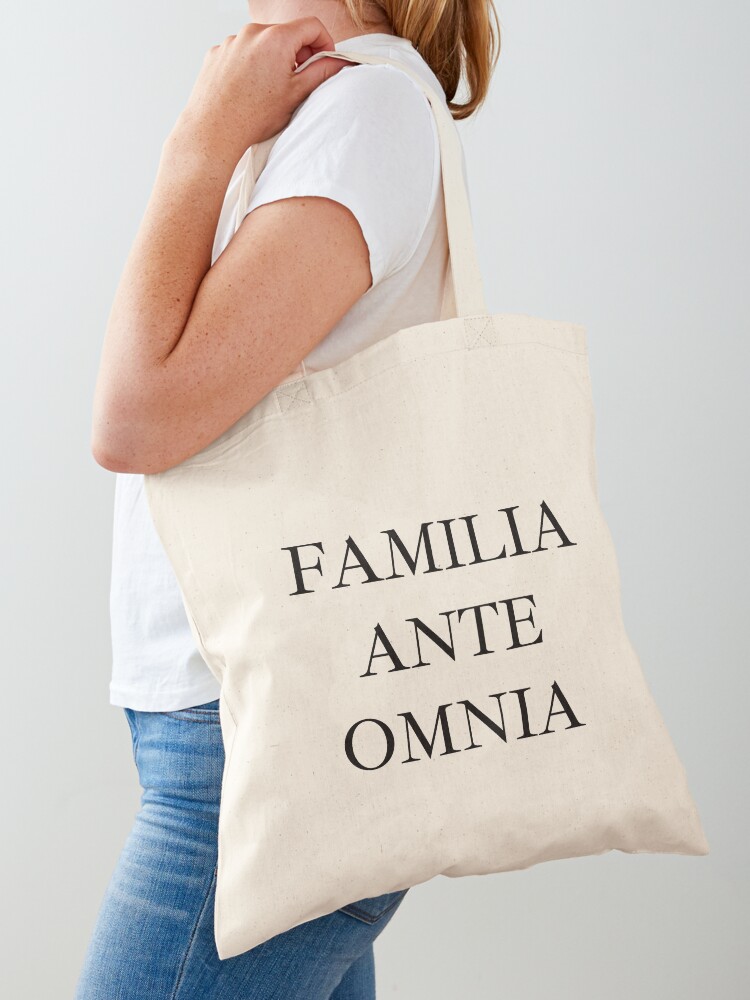 Familia ante omnia Tote Bag