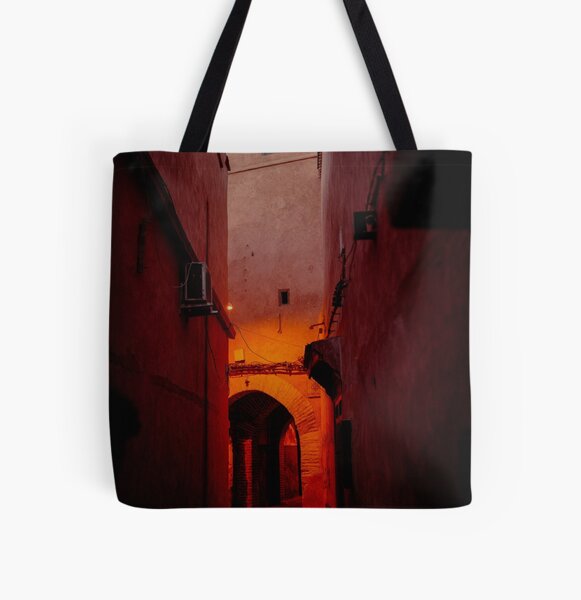 Aperçu de l'œuvre rues de la médina de marrakech par nuit créée et vendue par Morocco  Print.