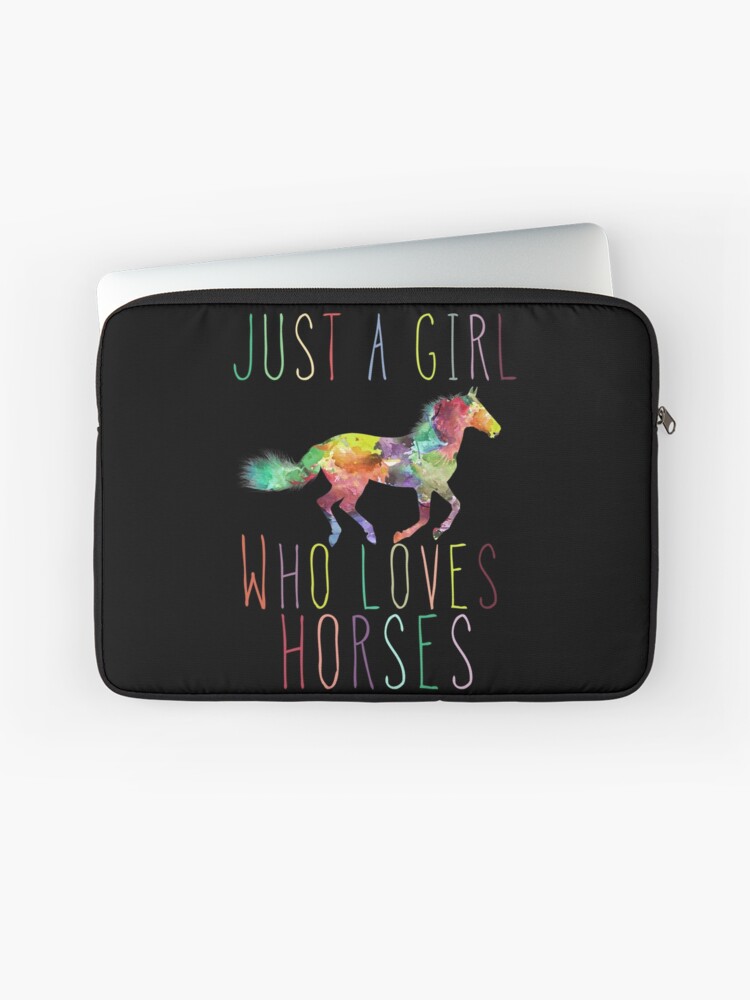 Aperçu 1 sur 2. Housse d'ordinateur avec l'œuvre Juste une fille qui aime les chevaux créée et vendue par cimibaka25.