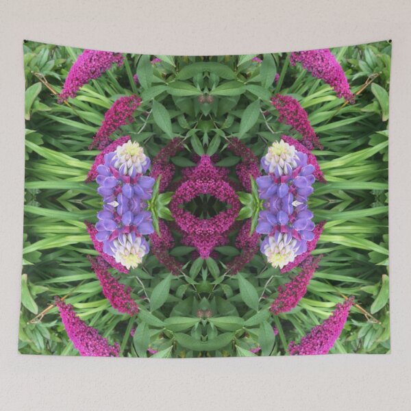 Aperçu de l'œuvre Botanical Beauty: Lilac Lupin rencontre Magenta Buddleia pour Magical Emerald Fusion créée et vendue par RoseAromas.