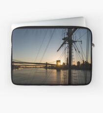 Funda para portátil Tall Ship and Brooklyn Bridge - Iconic New York City Sunrise