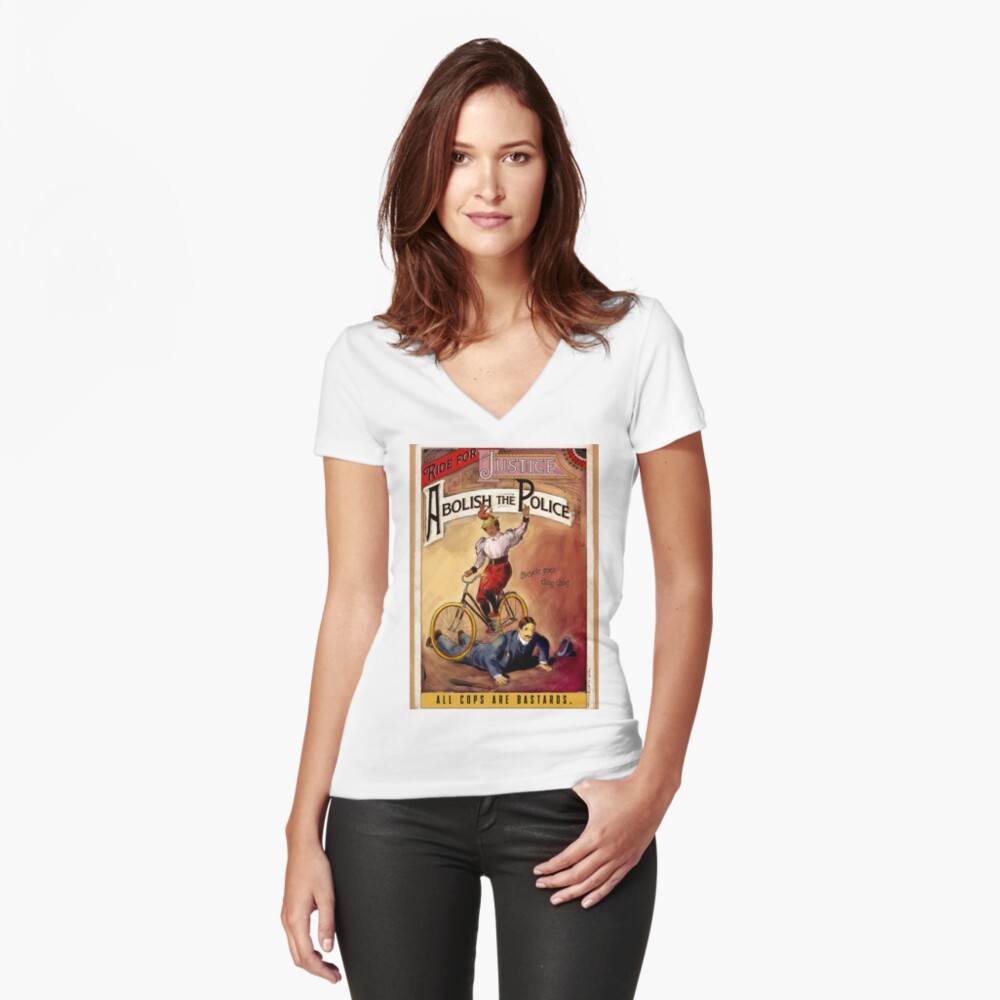 Aperçu de l'œuvre T-shirt moulant col V créée et vendue par EchoppeDeLoki.