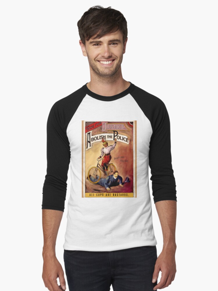 Aperçu 1 sur 3. T-shirt baseball manches ¾ avec l'œuvre Roule pour la Justice - Abolis la Police créée et vendue par EchoppeDeLoki.