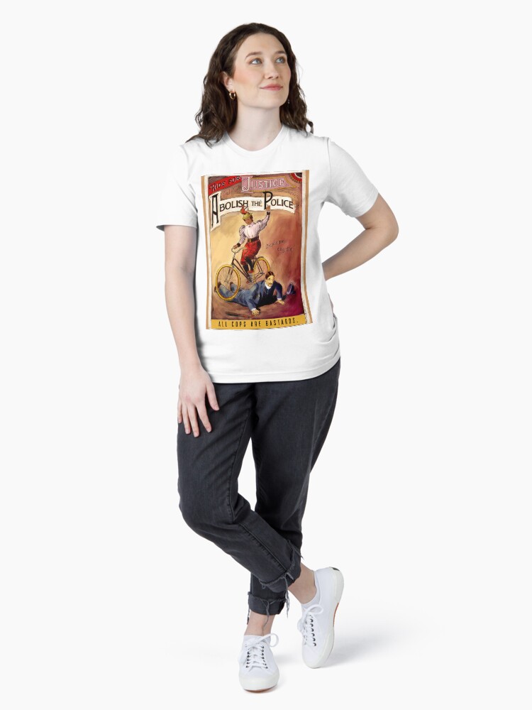 Aperçu 4 sur 7. T-shirt essentiel avec l'œuvre Roule pour la Justice - Abolis la Police créée et vendue par EchoppeDeLoki.