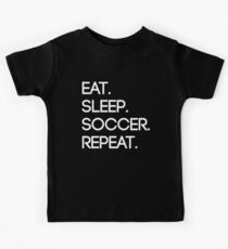 Essen. Schlafen. Fußball. Wiederholen Kinder T-Shirt