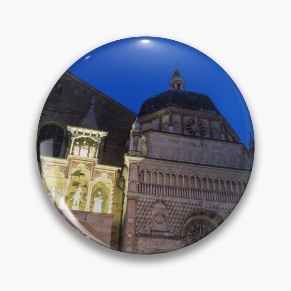 Artikelvorschau, Schönes Bergamo bei Nacht - Cappella Colleoni durch Palazzo della Ragione Arches entworfen und verkauft von Georgia Mizuleva.