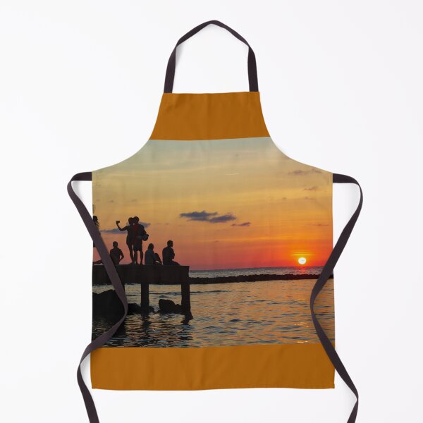 Aperçu de l'œuvre Silhouettes de personnes contre le coucher du soleil sur l'île de Thaïlande. créée et vendue par Rrrainbow.