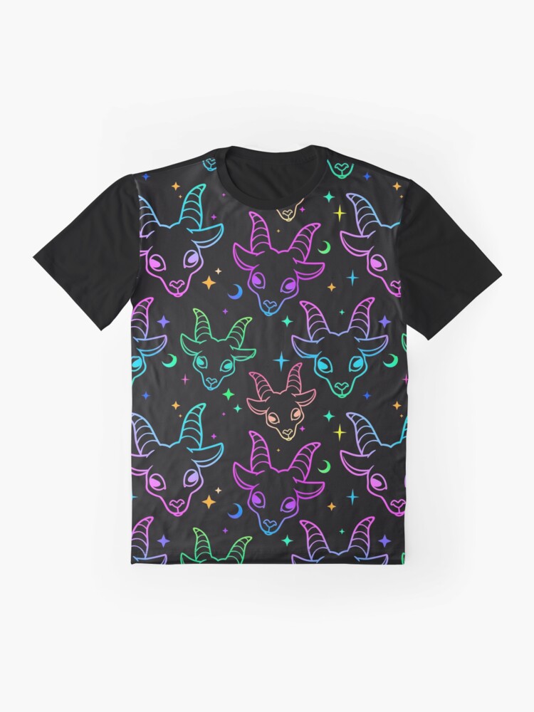 Imagen 4 de 5, Camiseta gráfica con la obra Little Baphomet / Pastel Goth / Kawaii Pastel / Creepy Cute / / Negro y rosa / Calaveras y murciélagos, diseñada y vendida por TheNakednun.