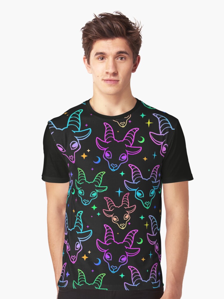 Imagen 1 de 5, Camiseta gráfica con la obra Little Baphomet / Pastel Goth / Kawaii Pastel / Creepy Cute / / Negro y rosa / Calaveras y murciélagos, diseñada y vendida por TheNakednun.