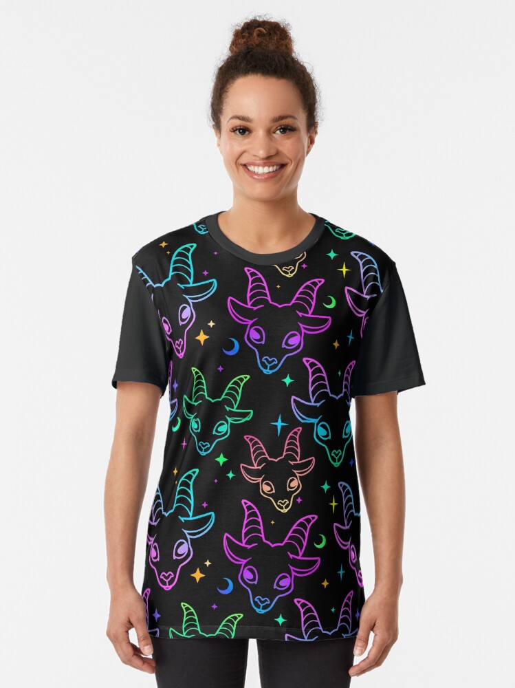 Imagen 2 de 5, Camiseta gráfica con la obra Little Baphomet / Pastel Goth / Kawaii Pastel / Creepy Cute / / Negro y rosa / Calaveras y murciélagos, diseñada y vendida por TheNakednun.