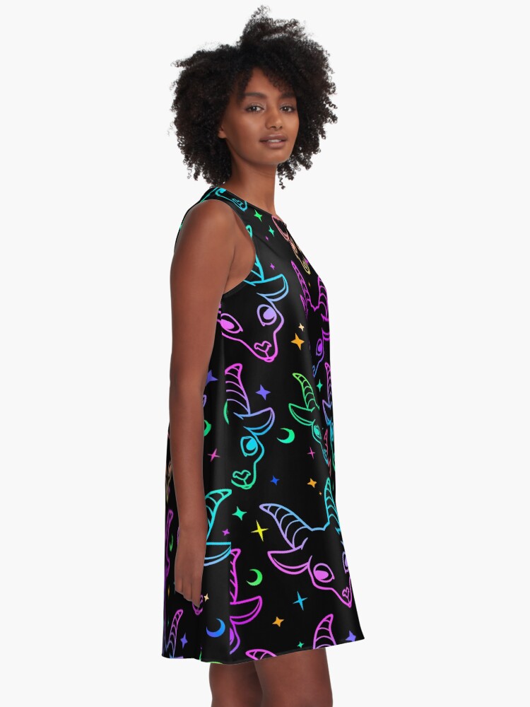 Imagen 2 de 4, Vestido acampanado con la obra Little Baphomet / Pastel Goth / Kawaii Pastel / Creepy Cute / / Negro y rosa / Calaveras y murciélagos, diseñada y vendida por TheNakednun.