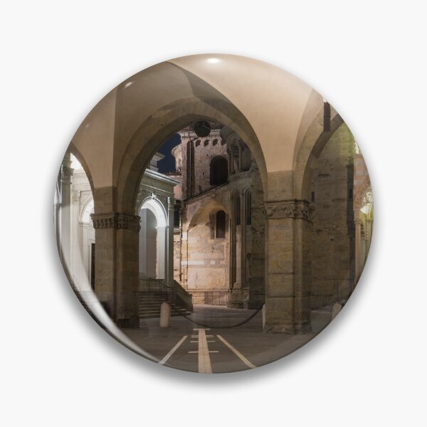 Artikelvorschau, Schönes Bergamo bei Nacht - Palazzo della Ragione Loggia mit antiker Sonnenuhr entworfen und verkauft von Georgia Mizuleva.