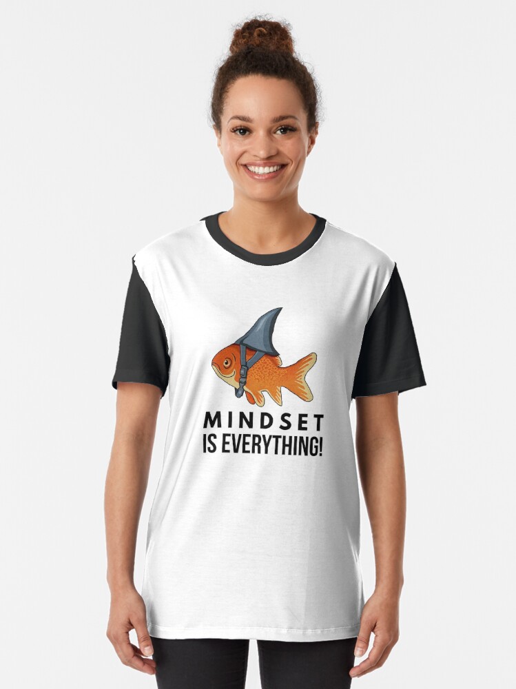 Imagen 2 de 5, Camiseta gráfica con la obra La mentalidad lo es todo Pez dorado Tiburón Divertido Motivacional Pez grande Motivacional, diseñada y vendida por dukito.