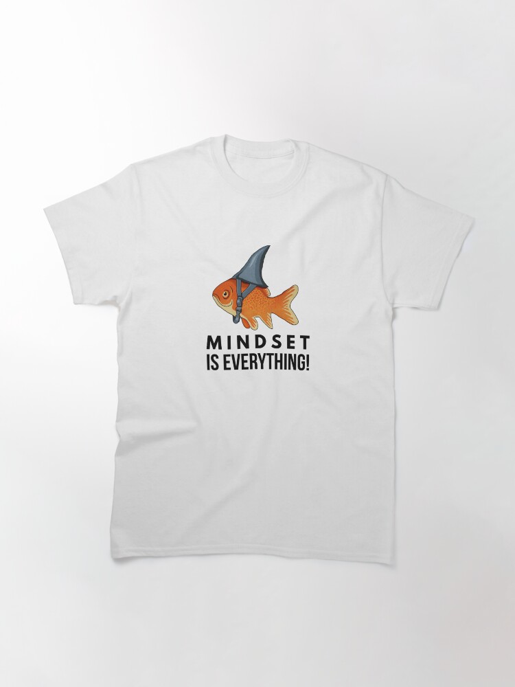 Thumbnail 3 von 7, Classic T-Shirt, Denkweise ist alles Goldfischhai Lustig Motivierend Großfisch Motivierend designt und verkauft von dukito.