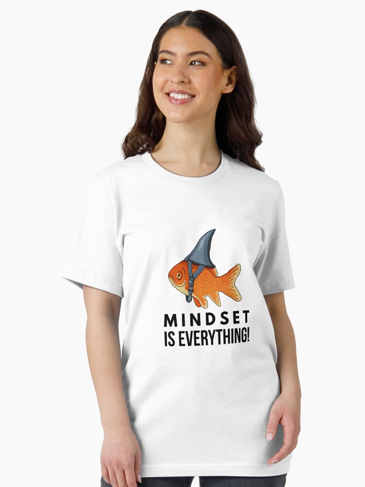 Imagen 2 de 7, Camiseta esencial con la obra La mentalidad lo es todo Pez dorado Tiburón Divertido Motivacional Pez grande Motivacional, diseñada y vendida por dukito.