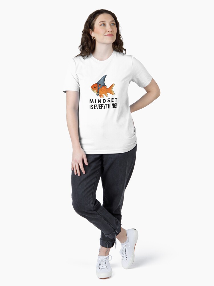 Imagen 4 de 7, Camiseta esencial con la obra La mentalidad lo es todo Pez dorado Tiburón Divertido Motivacional Pez grande Motivacional, diseñada y vendida por dukito.