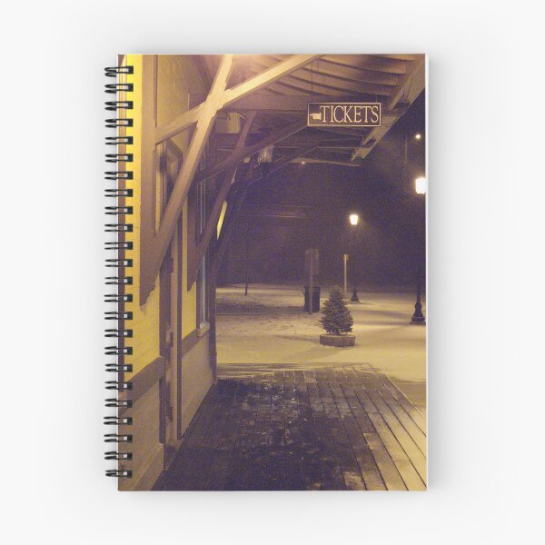 Artikelvorschau, Ein ruhiger und kalter Schnee im Schein der Kingston RR Station entworfen und verkauft von Jack McCabe.