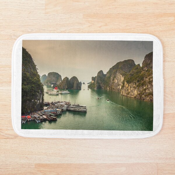 Aperçu de l'œuvre Une belle vue sur la baie d'Ha Long en après-midi créée et vendue par SnapTPhotograph.