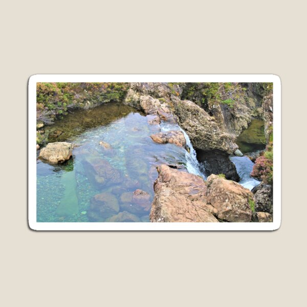 Artikelvorschau, Blaue Spitze des fließenden Stroms von Fairy Pools Isle of Skye entworfen und verkauft von flyingracoon.