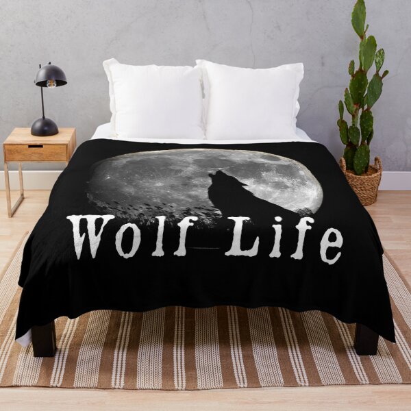 Artikelvorschau, Einsamer Wolf heult den Mond in einem Wald auf einem Berg an entworfen und verkauft von GuitarZan's.