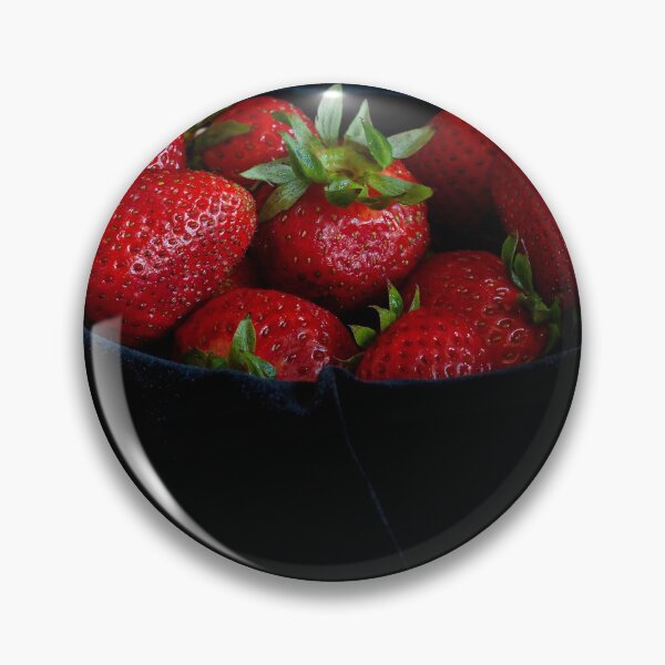 Artikelvorschau, Erdbeeren aus schwarzem Samt entworfen und verkauft von Adam Bykowski.