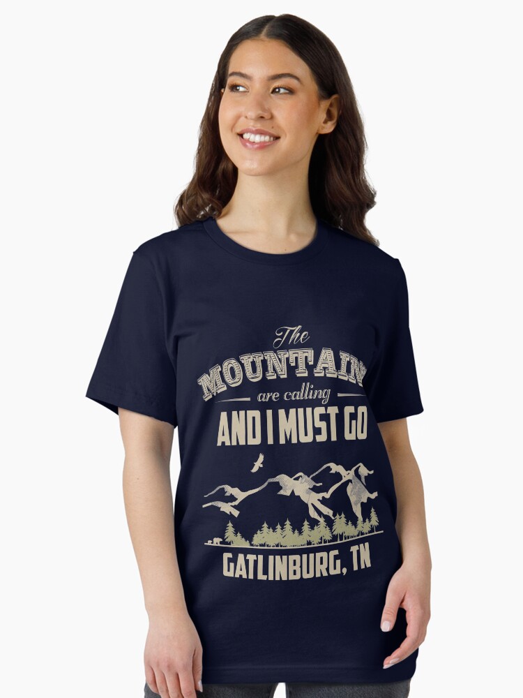 The Mountains Are Calling T-Shirt – Adventure Quote Tee For Outdoor Lo – Woodland Clothing Co - Foto 2