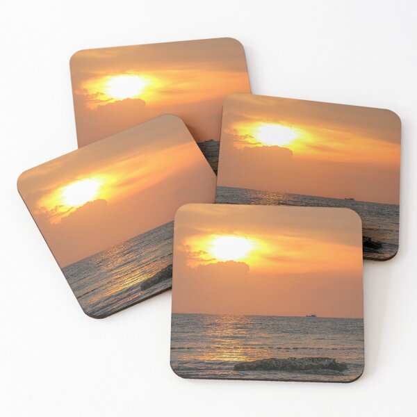 Artikelvorschau, Ein goldener Sonnenuntergang vom Ba Keo Beach auf der Insel Phu Quoc, Vietnam entworfen und verkauft von SnapTPhotograph.