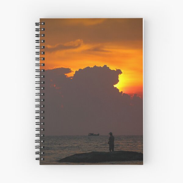 Aperçu de l'œuvre Une silhouette de pêcheurs debout sur des rochers au coucher du soleil à Ba Keo Beach créée et vendue par SnapTPhotograph.
