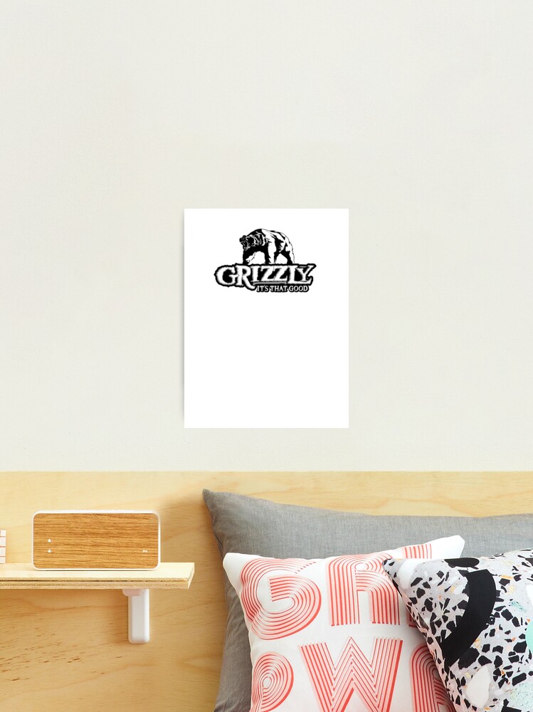 Grizzly kaut Tabakbeutel