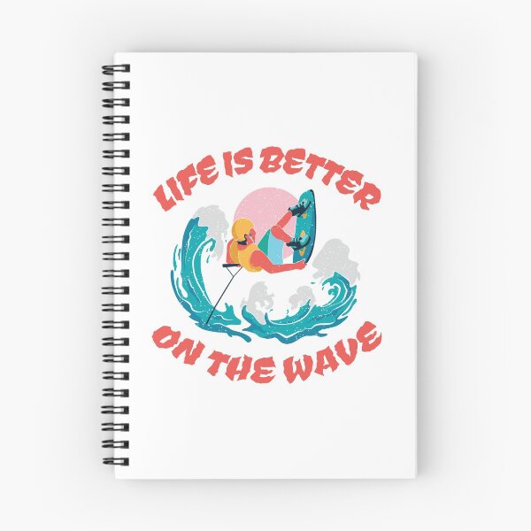 Aperçu de l'œuvre Citation de Wakeboarding "La vie est meilleure sur la vague" créée et vendue par HiFiTees.