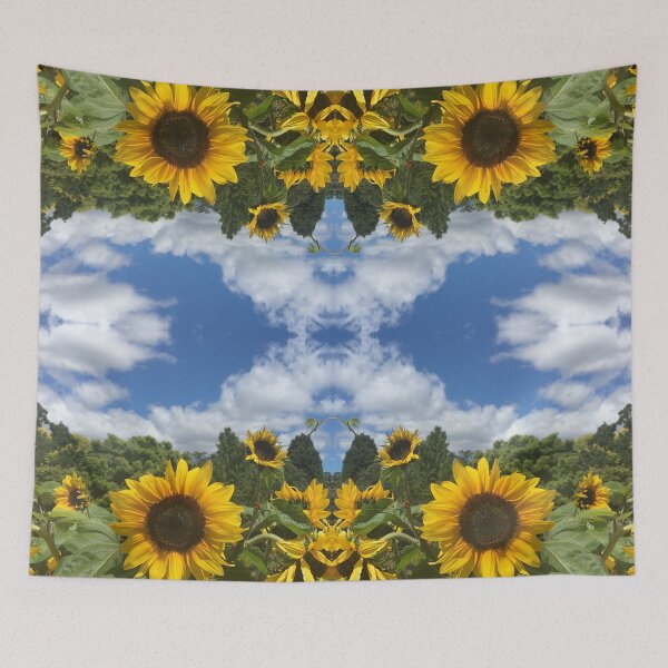 Aperçu de l'œuvre Fusion du solstice d'été, 2020, Sunflower Botanicals - Floraison dorée dans l'obscurité créée et vendue par RoseAromas.
