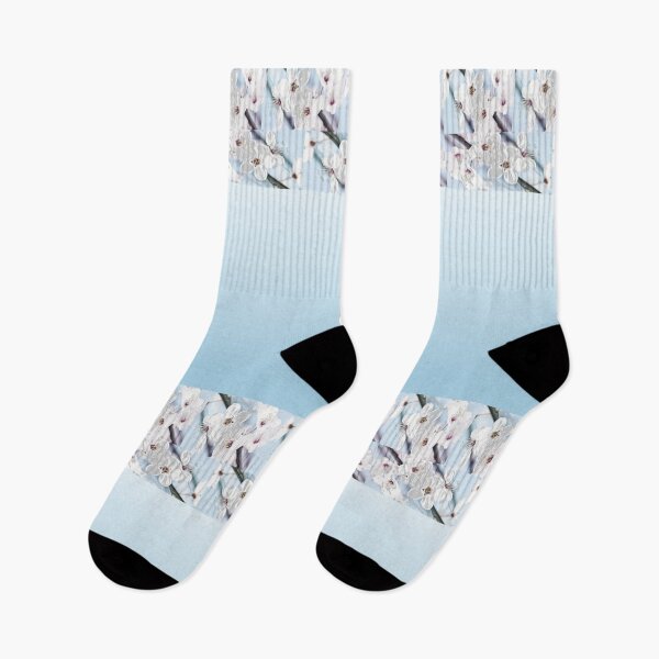 Artikelvorschau, Baby blauer Hintergrund mit weißen Blumen als Ordnung entworfen und verkauft von Vicky Rodden.