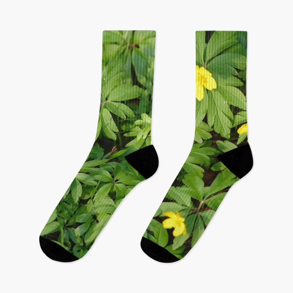 Artikelvorschau, Gelbe Blumen auf Grün entworfen und verkauft von CasparTheRiddle.