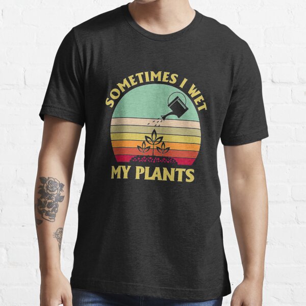 Aperçu de l'œuvre Parfois, je mouille mes plantes T-shirt drôle de jardinage vintage T-shirt cadeaux amusants créée et vendue par leanhngunhubo.