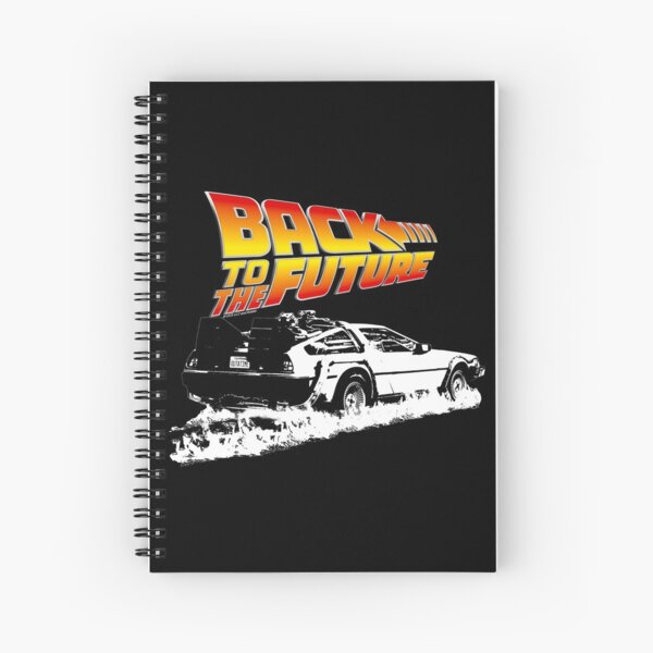 Aperçu de l'œuvre Retour vers le futur - Pochoir blanc avec traces de feu sur la DeLorean créée et vendue par DoggoTankDesign.