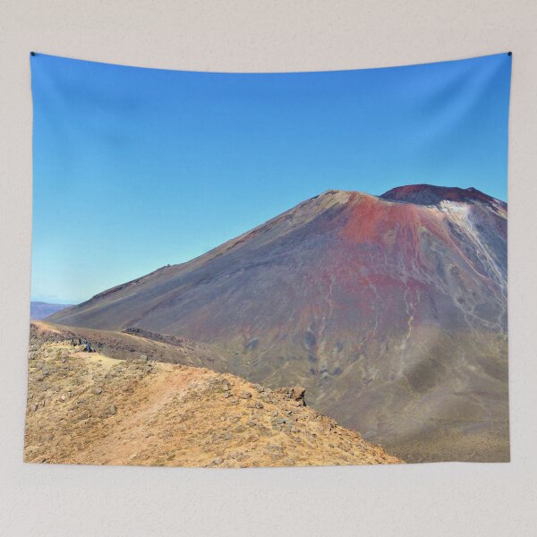 Artikelvorschau, Seite des Mount Ngauruhoe Tongariro Crossing View Neuseeland entworfen und verkauft von flyingracoon.