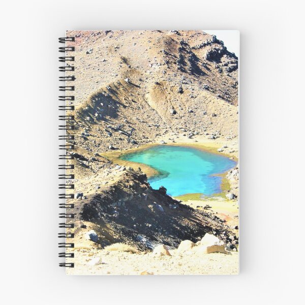 Artikelvorschau, Tongariro, der Sandgelände mit Emerald Lake New Zealand kreuzt entworfen und verkauft von flyingracoon.