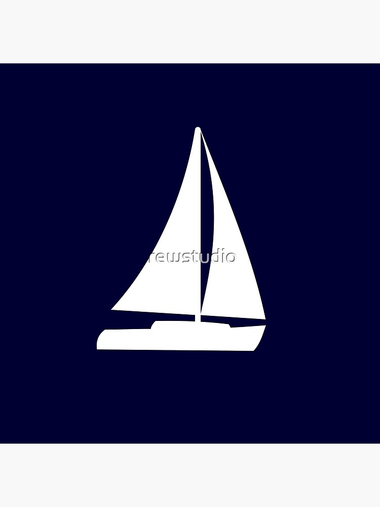 Thumbnail 4 von 4, Kissen, Segelboot Silhouette auf Marineblau designt und verkauft von rewstudio.
