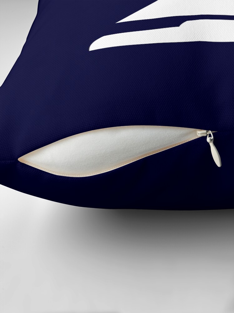 Thumbnail 2 von 4, Kissen, Segelboot Silhouette auf Marineblau designt und verkauft von rewstudio.