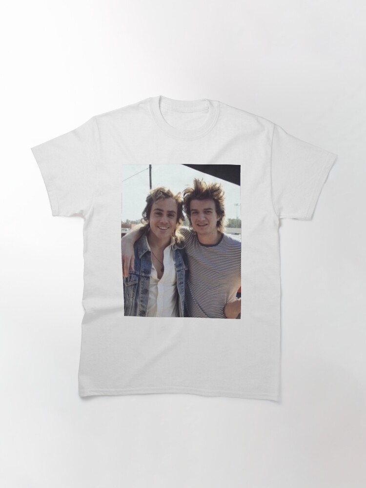 Joe Keery und Dacre Montgomery T-Shirt