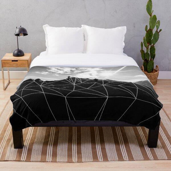 Artikelvorschau, Geometrische Berge in Schwarz Weiß entworfen und verkauft von Spectokular.