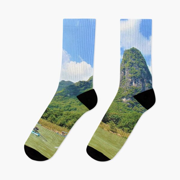 Artikelvorschau, Kalkstein Karst Hills View mit Boot Guilin China entworfen und verkauft von flyingracoon.