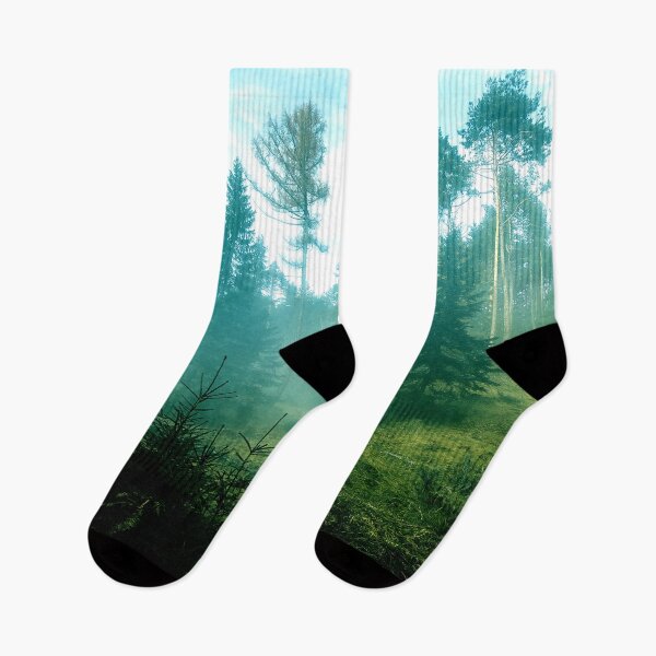 Aperçu de l'œuvre Forêt vert émeraude avec des arbres dans le brouillard créée et vendue par Spectokular.