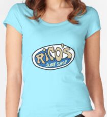 Camiseta entallada de cuello ancho Logotipo de Rico's Surf Shop