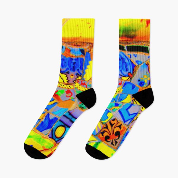 Aperçu de l'œuvre Parc coloré Guell Gaudi Barcelone Espagne trencadis mosaïque jaune et bleu créée et vendue par LolioGifts.