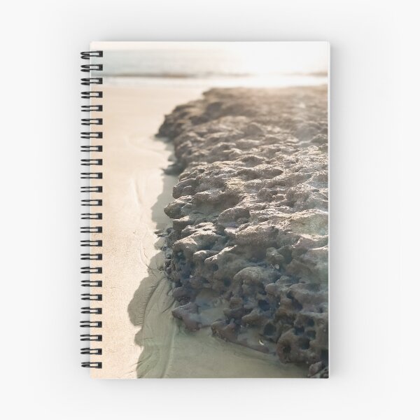 Artikelvorschau, Rocky Beach an einem sonnigen Sommertag entworfen und verkauft von Talis Photography & Art.