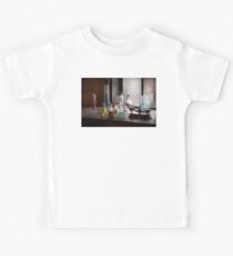 Science - Chemist - Chemistry Equipment Kids Tee