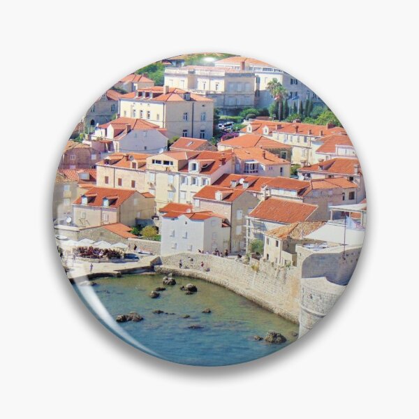 Artikelvorschau, Blick auf den Hafen von Dubrovnik und die alten Stadtmauern Kroatiens entworfen und verkauft von flyingracoon.
