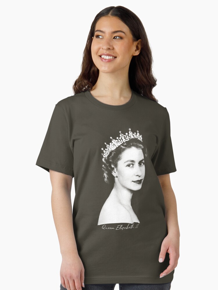 Aperçu 2 sur 7. T-shirt essentiel avec l'œuvre Reine Elizabeth II - Rétro créée et vendue par RomancePool.