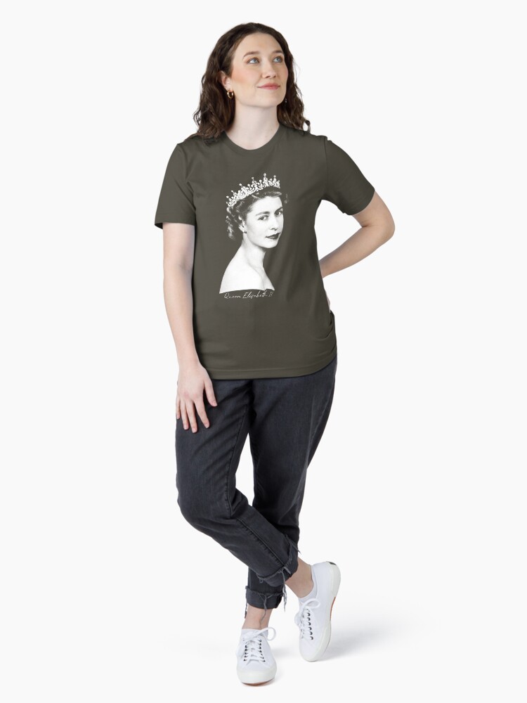 Aperçu 4 sur 7. T-shirt essentiel avec l'œuvre Reine Elizabeth II - Rétro créée et vendue par RomancePool.
